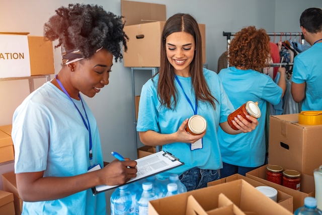 two women volunteering